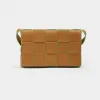 葆蝶家/Bottega Veneta 焦糖色 / 淡绿色 100% 水牛皮 女士 cassette斜挎包 578004V1Q719836