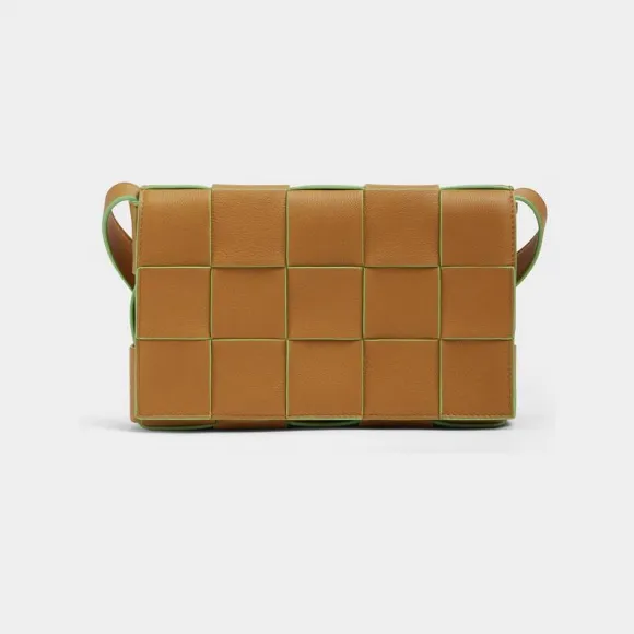 葆蝶家/Bottega Veneta 焦糖色 / 淡绿色 100% 水牛皮 女士 cassette斜挎包 578004V1Q719836
