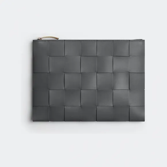 葆蝶家/Bottega Veneta 闪电灰 羊皮革 女士 中号pouch手拿包 652931VCQC11233