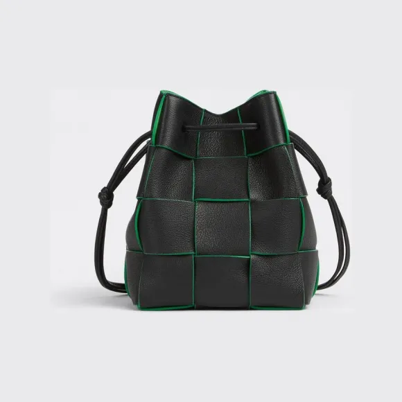 葆蝶家/Bottega Veneta 黑色 / 鹦鹉绿 100% 水牛皮 女士 小号cassette水桶包 680218V1Q711091