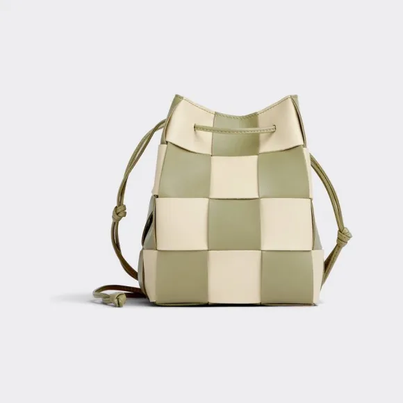 葆蝶家/Bottega Veneta 细线白 / 洞石色 100% 牛皮革 女士 小号cassette水桶包 680218V2AC39274
