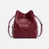 葆蝶家/Bottega Veneta 波尔多红 羊皮革/牛皮革 女士 小号cassette水桶包 680218VCQC46208