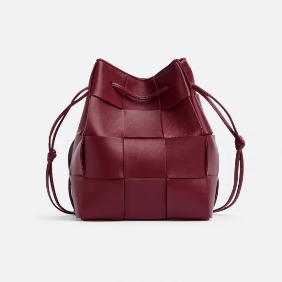 葆蝶家/Bottega Veneta 波尔多红 羊皮革/牛皮革 女士 小号cassette水桶包 680218VCQC46208