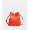 葆蝶家/Bottega Veneta 破晓红 羊皮革/牛皮革 女士 小号cassette水桶包 680218VCQC46583