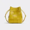 葆蝶家/Bottega Veneta 花粉黄 羊皮革/牛皮革 女士 小号cassette水桶包 680218VCQC47344