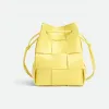 葆蝶家/Bottega Veneta Cassette小号斜挎水桶包 680218VCQC47421