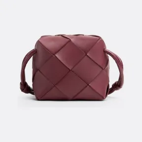 葆蝶家/Bottega Veneta 巴罗洛酒红 羊皮革 女士 迷你cassette相机包 701915VCQC22247