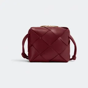 葆蝶家/Bottega Veneta 波尔多红 羊皮革 女士 迷你cassette相机包 701915VCQC26208