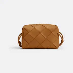 葆蝶家/Bottega Veneta 驼色 羊皮革 女士 小号cassette相机包 709417VCQC22593