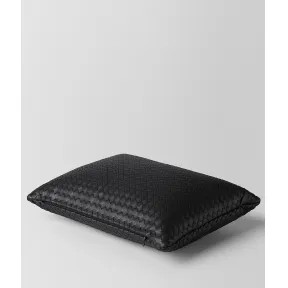 葆蝶家/Bottega Veneta 黑色INTRECCIATO编织小羊皮长方形抱枕 118161V00101000