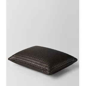 葆蝶家/Bottega Veneta 深咖啡色INTRECCIATO编织小羊皮长方形抱枕 118161V00102006