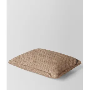 葆蝶家/Bottega Veneta 雪茄色INTRECCIATO编织麂皮长方形抱枕 118161VBB702708