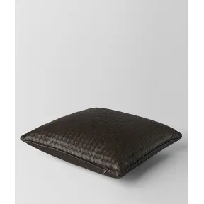 葆蝶家/Bottega Veneta 深咖啡色INTRECCIATO编织小羊皮方形抱枕 118162V00102006