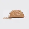 葆蝶家/Bottega Veneta 檀木棕 迷你手拿包 585852-VCPP1-2620