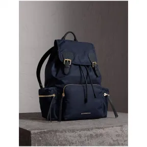 博百利/Burberry 女士 The Rucksack - 大号功能性尼龙拼皮革军旅背包 (墨蓝色) 40148771