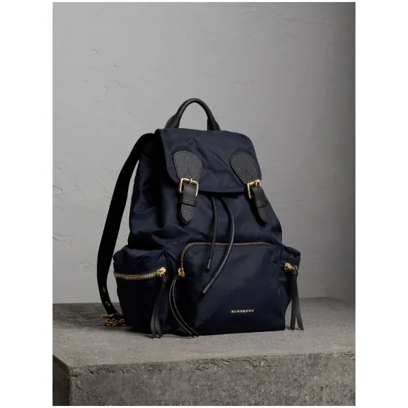博百利/Burberry 女士 The Rucksack - 中号功能性尼龙拼皮革军旅背包 (墨蓝色) 40166241