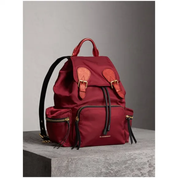 博百利/Burberry 女士 The Rucksack - 中号功能性尼龙拼皮革军旅背包 (绯红色) 40594891