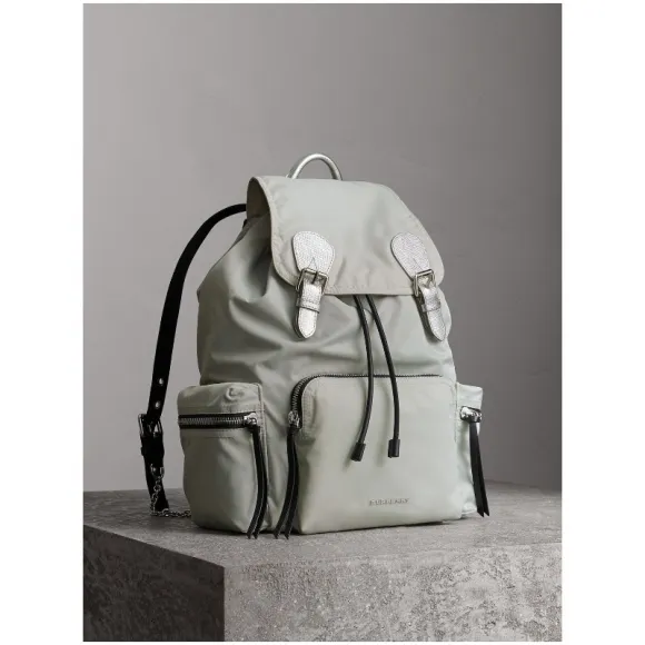 博百利/Burberry 女士 The Rucksack - 大号功能性尼龙拼皮革军旅背包 (浅石色 / 银色) 4060488