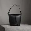 博百利/Burberry 女士 The Bucket - 大号皮革水桶包 (黑色) 40729251