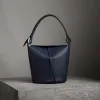 博百利/Burberry 女士 The Bucket - 大号皮革水桶包 (中调靛蓝) 40729301
