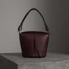 博百利/Burberry 女士 The Bucket - 中号皮革水桶包 (深红色) 40758911