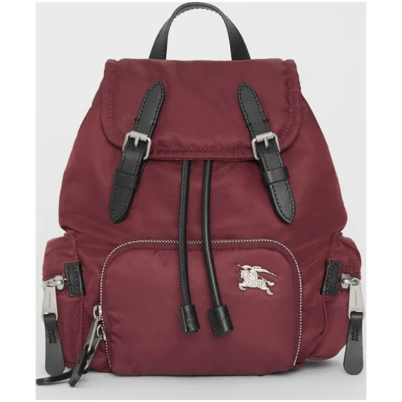 博百利/Burberry 女士 The Rucksack - 小号羽绒尼龙斜背式军旅背包 (勃艮第酒红色) 80067171