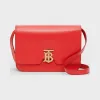 博百利/Burberry 女士 TB 中号专属标识皮革锁扣包 (亮红色) 80182371