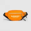 博百利/Burberry 男士 小号徽标印花 ECONYL® Cannon 腰包 (亮橘色)  80210921