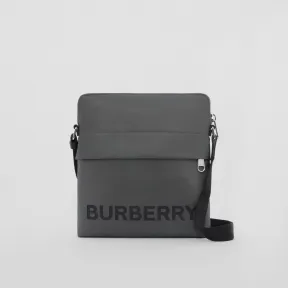博百利/Burberry 徽标印花尼龙斜背包 (炭灰色) 80528701