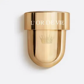 迪奥/Dior 凝世金颜典藏盈润面霜 替换芯：双倍滴金精萃*，四重抗氧**，从根源凝驻时光 *滴金为伊葵酒庄的昵称。指配方中来自伊葵葡萄藤汁液的葡萄（VITIS VINIFERA）藤提取物的含量是前代产品克丽丝汀迪奥凝世金颜盈润面霜中含有的两倍。数据来源于LVMH实验室。仅供参考。 **指伊葵葡萄藤汁液(葡萄（VITIS VINIFERA）藤提取物)能保护、抵御、减少和改善氧化侵害，经成分体外测试 C399600012