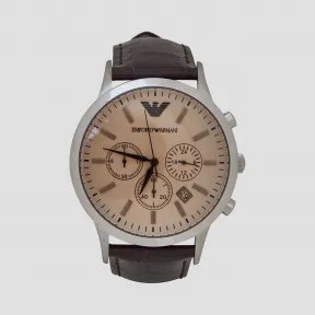 安普里奥·阿玛尼/Emporio Armani 这款计时码表配有 钢制表壳和 鳄鱼皮效果皮革表带 | 男 50220425ke