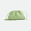 葆蝶家/Bottega Veneta 淡绿色 100% 羊皮革 女士 mini pouch迷你手拿包 585852VCPP13840