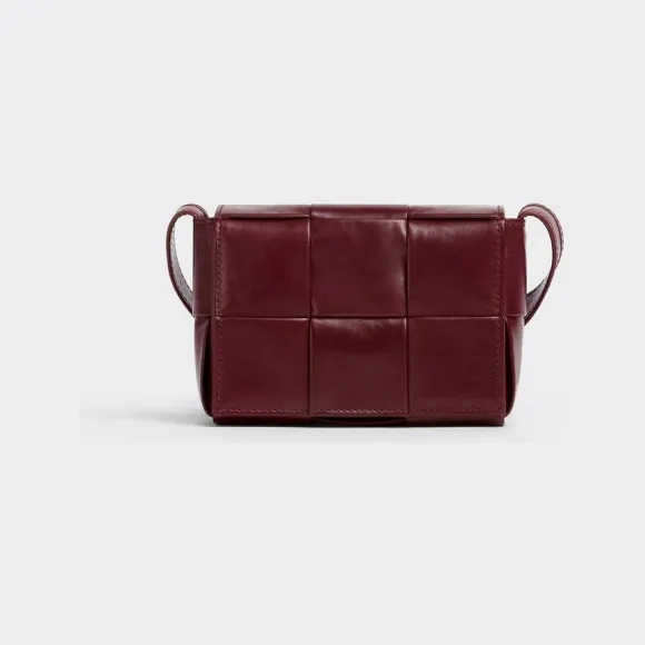 葆蝶家/Bottega Veneta 巴罗洛酒红 牛皮革/织物 男士 candy cassette 斜挎包 667048VCQ722245