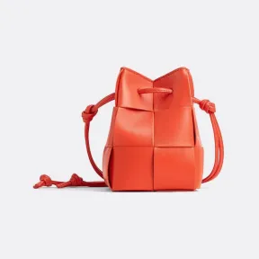 葆蝶家/Bottega Veneta 破晓红 羊皮革/牛皮革 女士 迷你cassette水桶包 680217VCQC46583