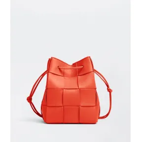 葆蝶家/Bottega Veneta 破晓红 羊皮革/牛皮革 女士 小号cassette水桶包 680218VCQC46583