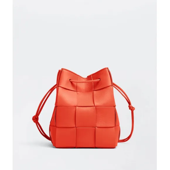 葆蝶家/Bottega Veneta 破晓红 羊皮革/牛皮革 女士 小号cassette水桶包 680218VCQC46583