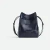 葆蝶家/Bottega Veneta Cassette小号斜挎水桶包 680218VCQC48837