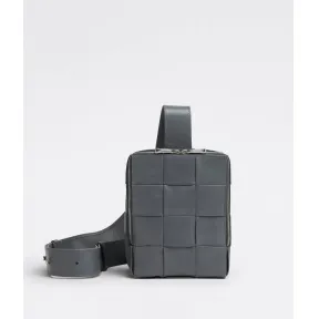 葆蝶家/Bottega Veneta 闪电灰 牛皮革 男士 cassette单肩包 701366VCQ721242