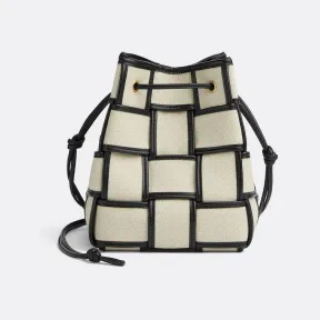 葆蝶家/Bottega Veneta 自然色 / 黑色 48%棉、48%亚麻、4%聚氨酯 女士 小号cassette水桶包 714608VMBN39811