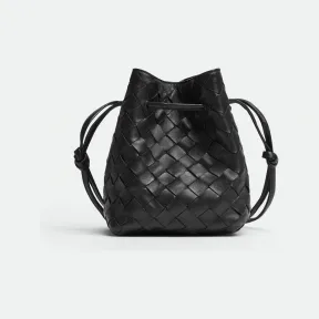 葆蝶家/Bottega Veneta 黑色 羊皮革/牛皮革 女士 小号intrecciato水桶包 717432VCPP38425