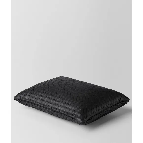 葆蝶家/Bottega Veneta 黑色INTRECCIATO编织小羊皮长方形抱枕 118161V00101000