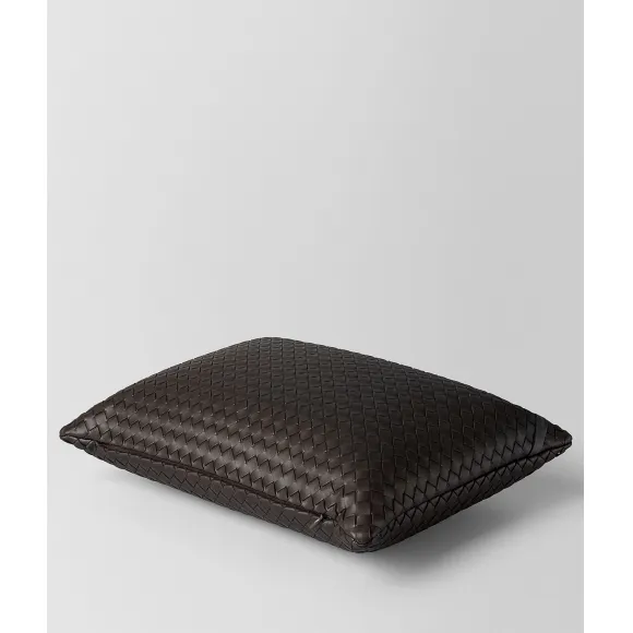 葆蝶家/Bottega Veneta 深咖啡色INTRECCIATO编织小羊皮长方形抱枕 118161V00102006