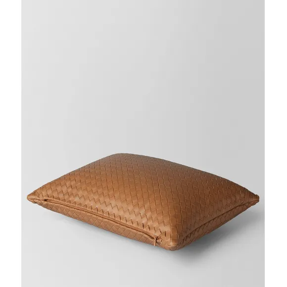 葆蝶家/Bottega Veneta 胡桃木色INTRECCIATO编织小羊皮长方形抱枕 118161V00102510