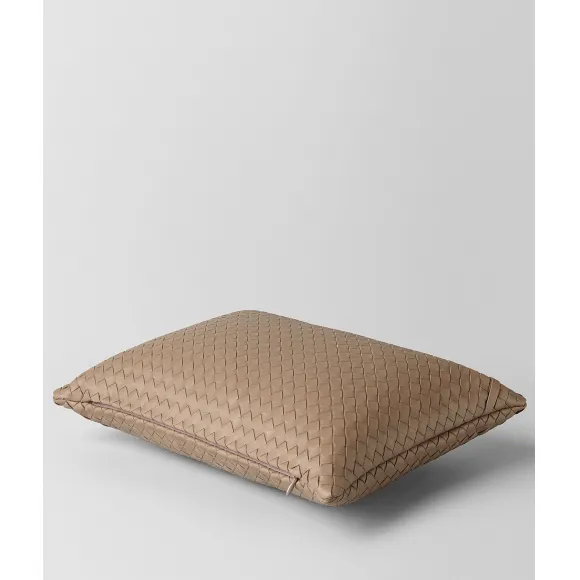 葆蝶家/Bottega Veneta 烟灰色INTRECCIATO编织小羊皮长方形抱枕 118161V00102941