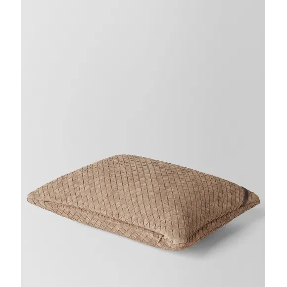 葆蝶家/Bottega Veneta 雪茄色INTRECCIATO编织麂皮长方形抱枕 118161VBB702708