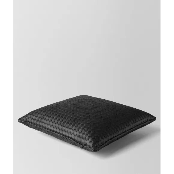 葆蝶家/Bottega Veneta 黑色INTRECCIATO编织小羊皮方形抱枕 118162V00101000