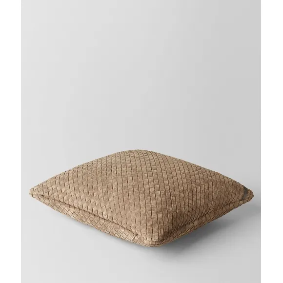 葆蝶家/Bottega Veneta 雪茄色INTRECCIATO编织麂皮方形抱枕 118162VBB702708