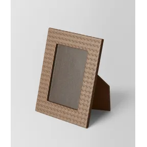 葆蝶家/Bottega Veneta 烟灰色INTRECCIATO编织小羊皮中号相框 139049V00132941