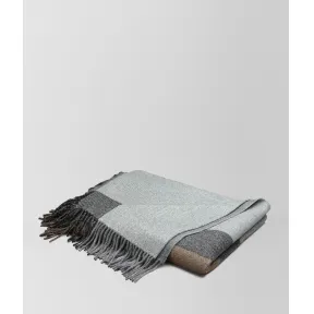 葆蝶家/Bottega Veneta 烟灰色和黑色羊绒毛毯 2521114V2011160