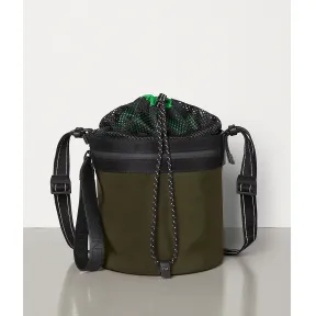 葆蝶家/Bottega Veneta 纸感尼龙水桶邮差包 570185VBOU13343